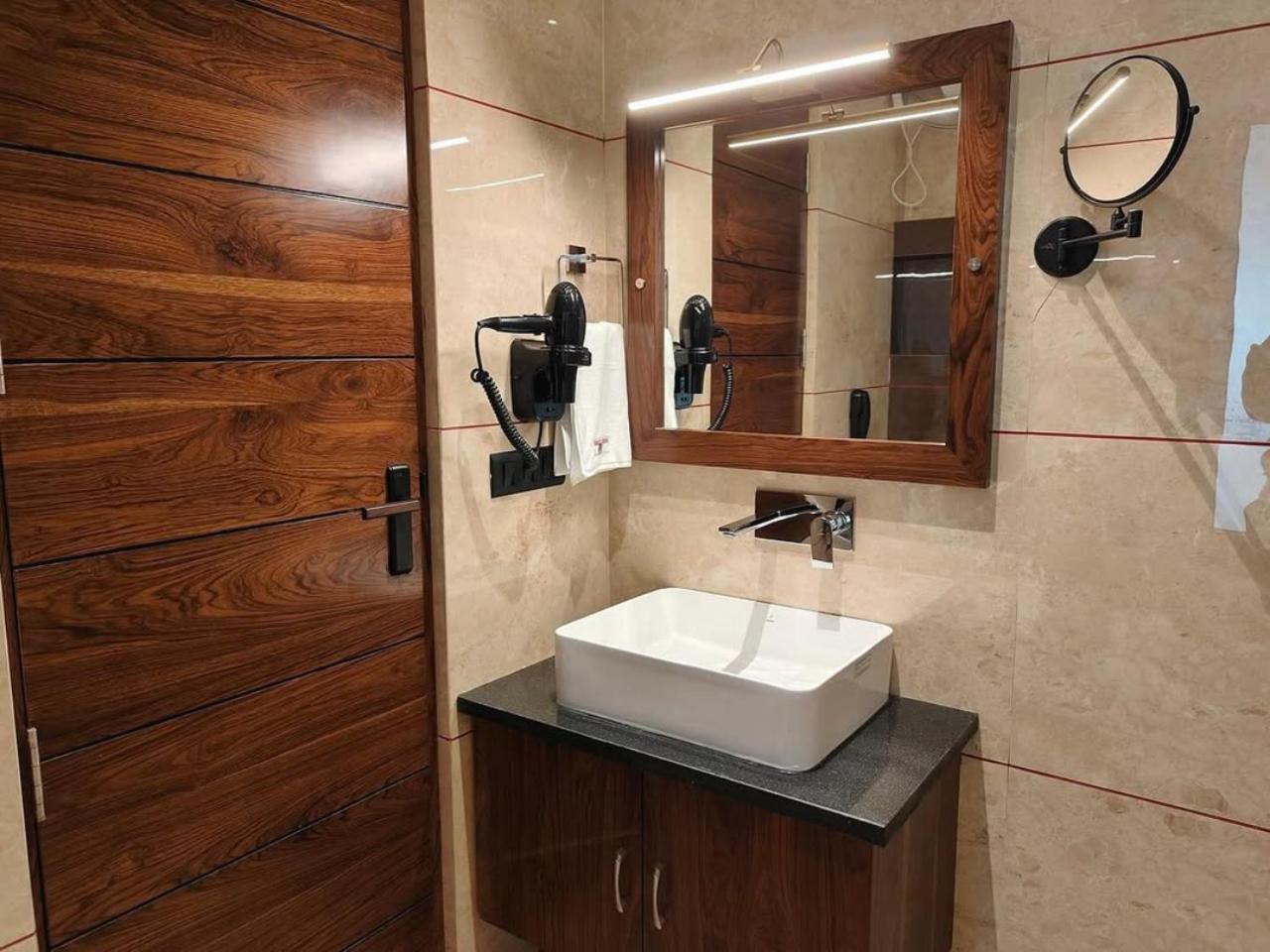 Hotel O Cean Suites Near Igi Airport New Delhi Buitenkant foto